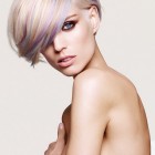 Blond vlasy s fialovými prameny