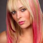 Blond vlasy s růžovými prameny
