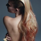 Blond vlasy s červenými prameny