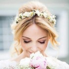 Svatební účesy s květinovým věncem